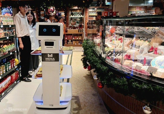 Robot AI trong siêu thị cao cấp tại Menas Mall ở TP HCM đang tiếp thị thông tin khuyến mãi. Ảnh: Thi Hà