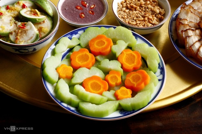 Củ quả cứng nên luộc từ nước lạnh, sủi tăm. Ảnh: Bùi Thủy