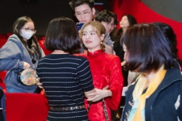 Hoàng Thùy Linh hạnh phúc trong vòng tay khán giả