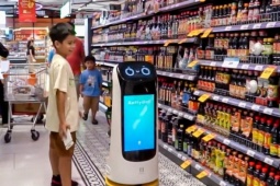 Nhiều siêu thị dùng robot và AI phục vụ khách