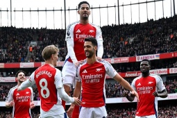 Người hùng Merino "nhuộm đỏ" derby London, Arsenal chưa từ bỏ giấc mơ vô địch