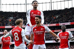 Người hùng Merino "nhuộm đỏ" derby London, Arsenal chưa từ bỏ giấc mơ vô địch