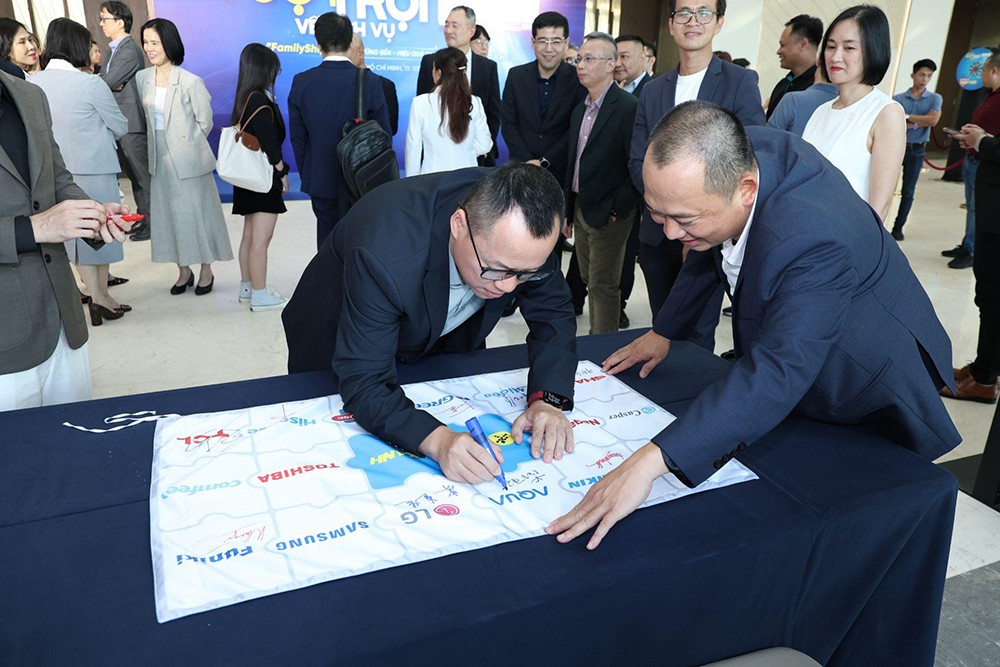 Đại diện 16 hãng và Điện máy Xanh cùng ký tên lên lá cờ, khẳng định tinh thần gắn kết và quyết tâm chinh phục mục tiêu chung