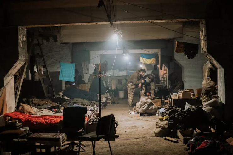 Hình ảnh hiếm hoi cho thấy binh sĩ Ukraine ẩn nấu dưới hầm ngầm ở Mariupol trước khi đầu hàng quân đội Nga.