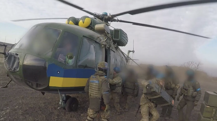 Quân đội Ukraine thực hiện các cuộc sơ tán và tiếp tế ở Mariupol bằng trực thăng Mi-8.