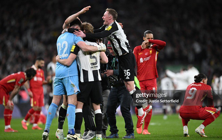 Các cầu thủ Newcastle ăn mừng sau khi đánh bại Liverpool trong trận chung kết League Cup