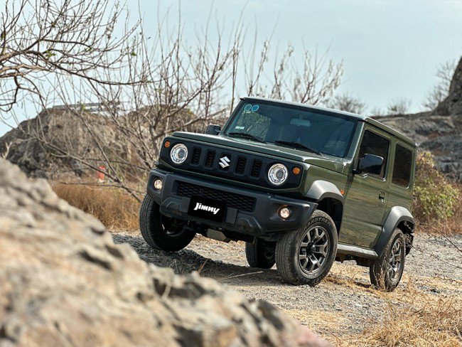 Suzuki Jimny giảm giá gần 100 triệu đồng tại một số đại lý - 1