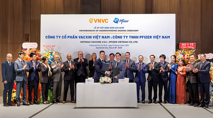 Ông Darrell Oh, Tổng Giám đốc Pfizer Việt Nam và ông Ngô Chí Dũng, Chủ tịch Hội đồng Quản trị kiêm Tổng Giám đốc Hệ thống tiêm chủng VNVC và Nhà máy Vắc xin và Sinh phẩm VNVC ký biên bản ghi nhớ hợp tác trong lĩnh vực sản xuất vắc xin. Ảnh: Hữu Luận