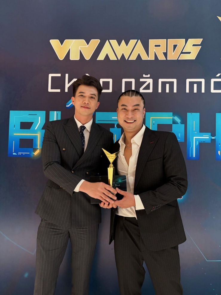 Hà Việt Dũng được đề cử Diễn viên nam ấn tượng tại VTV Awards cùng Duy Hưng. Trong ảnh, hai diễn viên cầm cúp VTV Awards 2024 dành cho Độc đạo&nbsp;- Phim truyền hình ấn tượng.&nbsp;