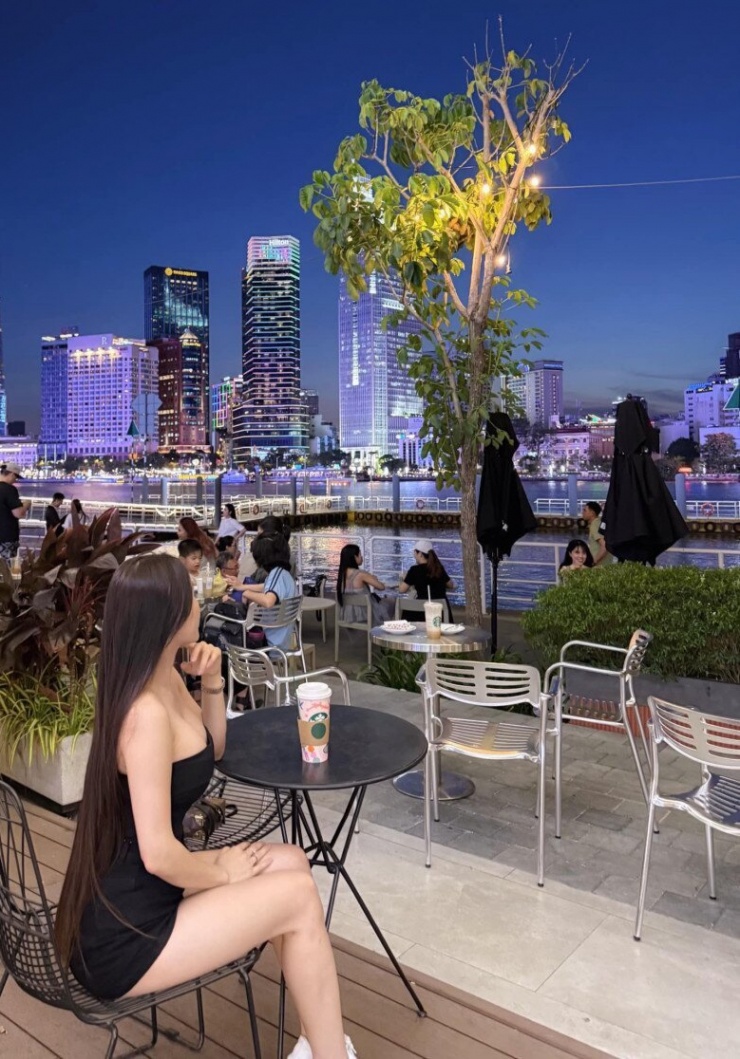 Yến Xuân diện bộ đồ siêu ngắn với áo quây đen cùng quần shorts đồng màu làm nổi bật vóc dáng "gái một con trông mòn con mắt".