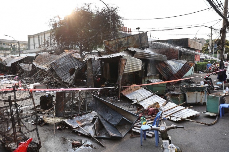 Cảnh đổ nát sau đám cháy chợ Thanh Đa - 3