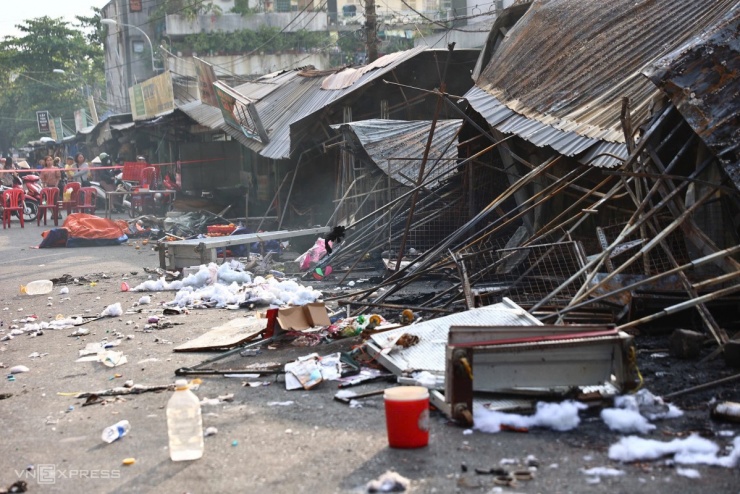 Cảnh đổ nát sau đám cháy chợ Thanh Đa - 2