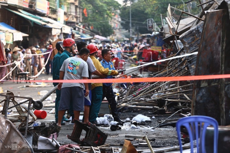 Cảnh đổ nát sau đám cháy chợ Thanh Đa - 7