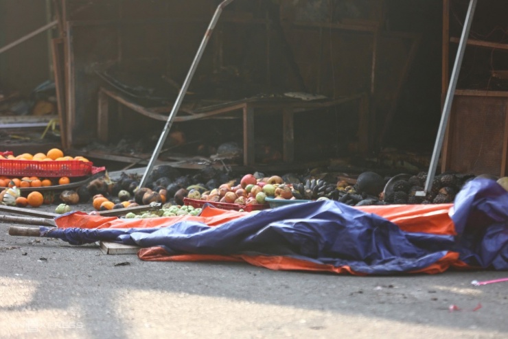 Cảnh đổ nát sau đám cháy chợ Thanh Đa - 6