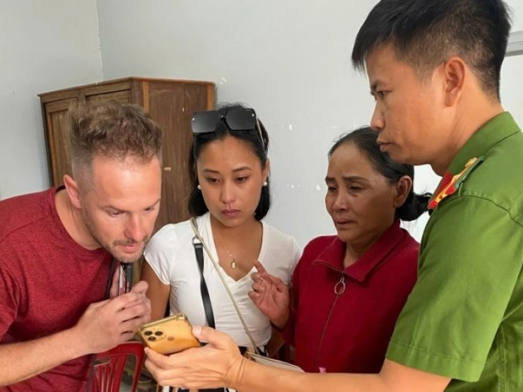 Chỉ 2 giờ, Công an xã đã giúp cặp song sinh người Pháp gốc Việt tìm lại mẹ sau 27 năm