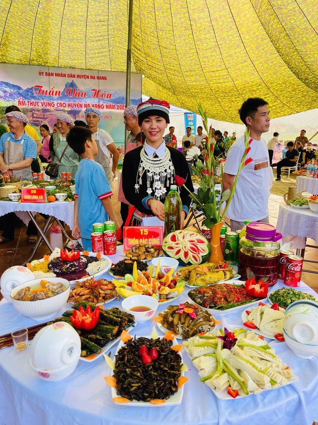 Không khí lễ hội náo nhiệt, mang đậm tinh thần hiếu khách và niềm tự hào về ẩm thực địa phương.