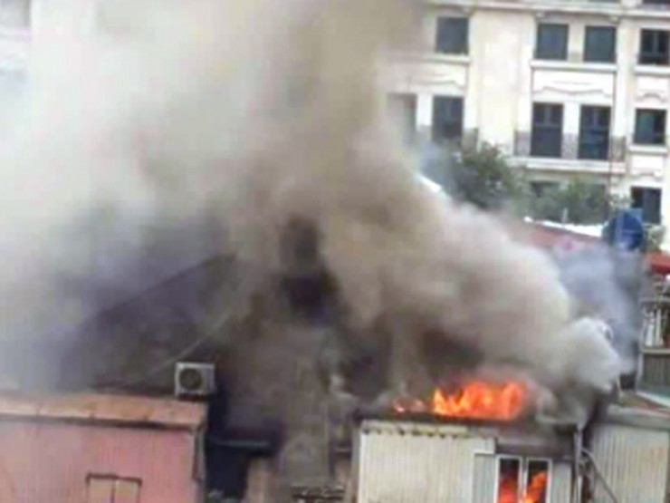 Cháy khu tập thể cũ ở trung tâm Hà Nội lúc giữa trưa