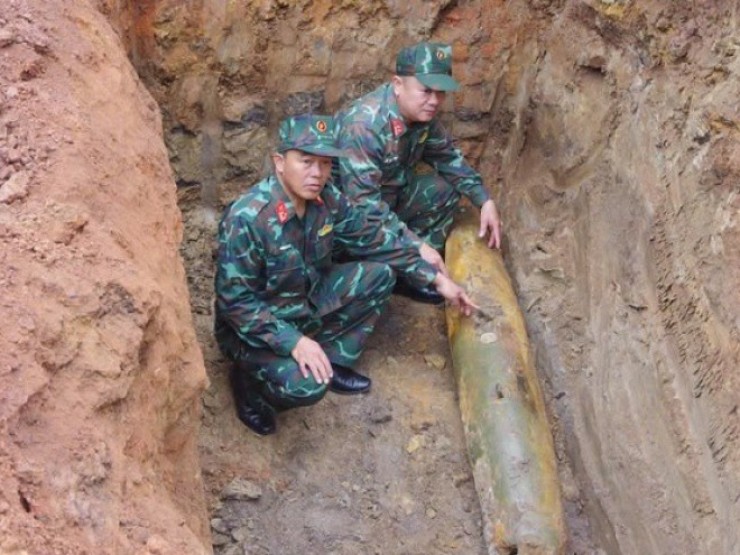 Phát hiện quả bom cực kỳ nguy hiểm nằm bên quốc lộ