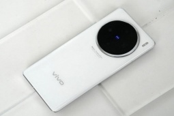 Vivo X200 Ultra hé lộ thiết kế mặt lưng kết hợp 2 tông màu độc đáo
