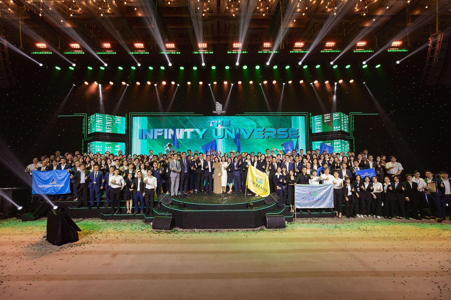 Đại diện ban lãnh đạo chụp hình kỷ niệm cùng các chuyên viên kinh doanh