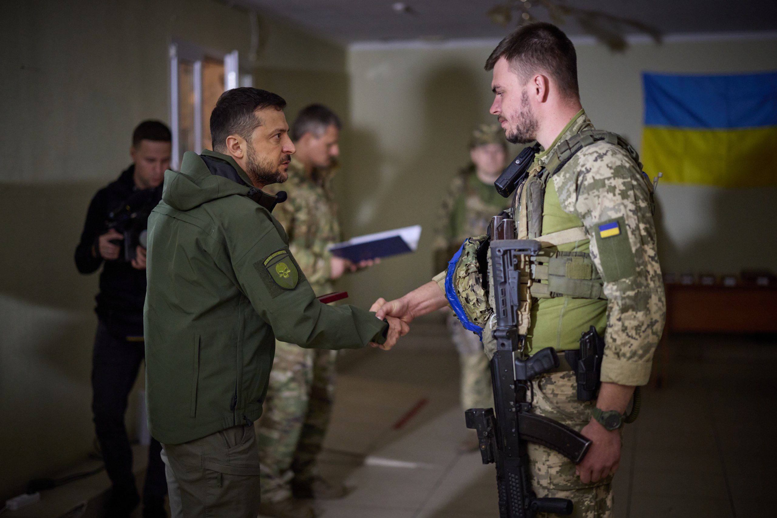 Tổng thống Ukraine Volodymyr Zelensky gặp gỡ các binh sĩ chiến đấu ở vùng Kharkiv năm 2022.
