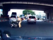 Tin tức trong ngày - Clip người đàn ông ngã khi bị kiểm tra nồng độ cồn ở TP Thủ Đức