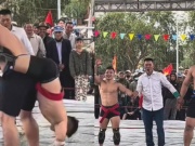 Thể thao - Ngỡ ngàng sới vật hội làng: Đào Hồng Sơn quật ngã Hiếu "Tạ 3" ở WWE phiên bản Việt Nam