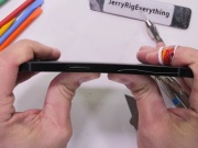 Thời trang Hi-tech - Video: Thử nghiệm bẻ cong iPhone 16e siêu hot