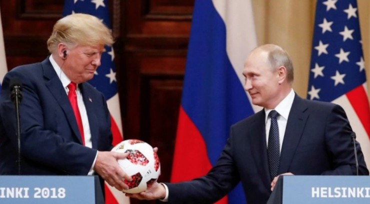 Tổng thống Nga Vladimir Putin tặng Tổng thống Mỹ Donald Trump quả bóng dùng trong World Cup 2018. Ảnh: Reuters