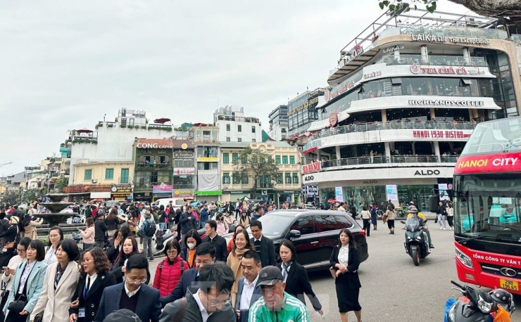 Hàng nghìn người đổ về tòa nhà Hàm cá mập check-in, CSGT phải cắm &#39;chốt&#39; đảm bảo giao thông - 1