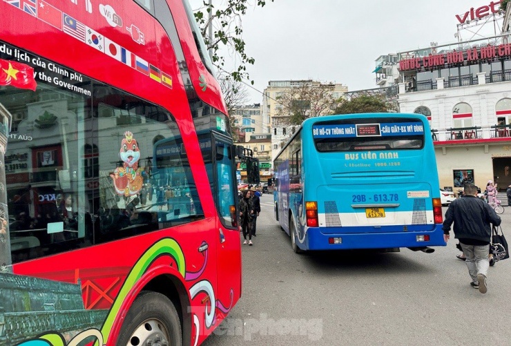 Hàng nghìn người đổ về tòa nhà Hàm cá mập check-in, CSGT phải cắm &#39;chốt&#39; đảm bảo giao thông - 2