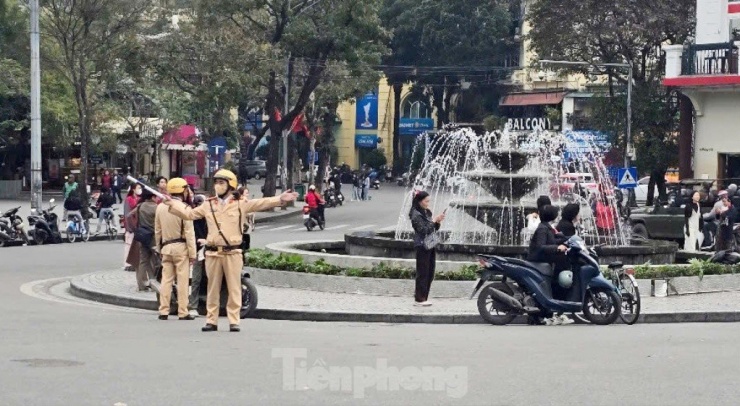 Hàng nghìn người đổ về tòa nhà Hàm cá mập check-in, CSGT phải cắm &#39;chốt&#39; đảm bảo giao thông - 8