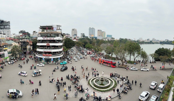 Hàng nghìn người đổ về tòa nhà Hàm cá mập check-in, CSGT phải cắm &#39;chốt&#39; đảm bảo giao thông - 9