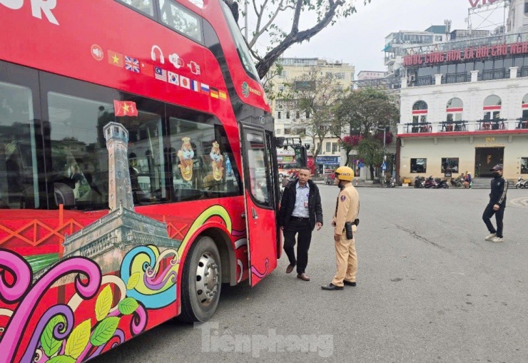 Hàng nghìn người đổ về tòa nhà Hàm cá mập check-in, CSGT phải cắm &#39;chốt&#39; đảm bảo giao thông - 7