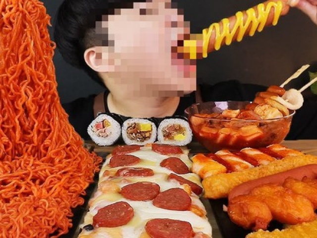 Chuyên gia dinh dưỡng nói gì về trào lưu mukbang sau khi một “thánh mukbang“ qua đời ở tuổi 24?