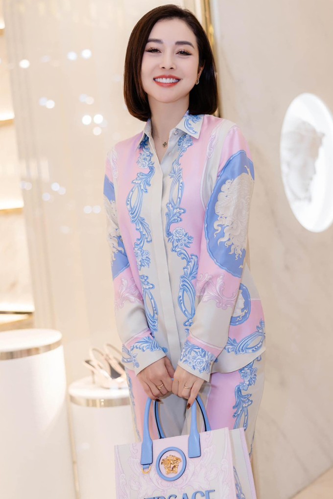 Bà mẹ bốn con diện trang phục lụa mang tinh thần 'thời trang phòng ngủ' dự sự kiện hồi đầu tháng ba. Set đồ của hoa hậu in họa tiết Medusa Cameo đặc trưng của Versace, với giá bán gần 45 triệu đồng cho áo và gần 38 triệu đồng cho quần suông.