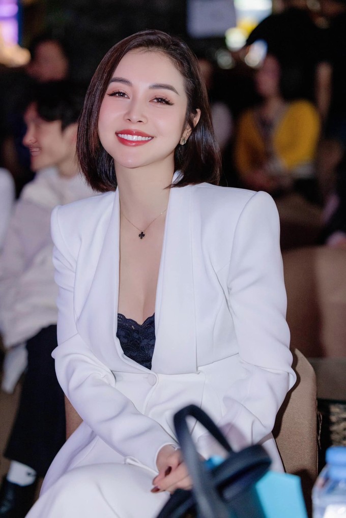 Kiểu tóc ngắn cũng giúp Jennifer Phạm năng động hơn khi phối với trang phục công sở sau nhiều năm trung thành với phong cách sang trọng, tóc búi cao mỗi lần đi sự kiện.