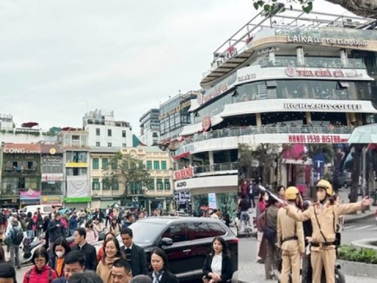 Hàng nghìn người đổ về tòa nhà Hàm cá mập check-in, CSGT phải cắm “chốt“ đảm bảo giao thông
