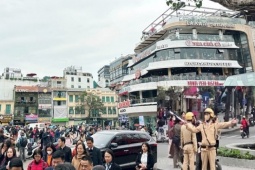 Hàng nghìn người đổ về tòa nhà Hàm cá mập check-in, CSGT phải cắm  ' chốt '  đảm bảo giao thông