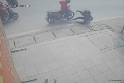 Clip: Phẫn nộ thanh niên đi xe máy đâm ngã người phụ nữ rồi thản nhiên rời đi