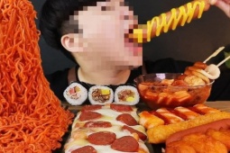 Chuyên gia dinh dưỡng nói gì về trào lưu mukbang sau khi một  ' thánh mukbang '  qua đời ở tuổi 24?