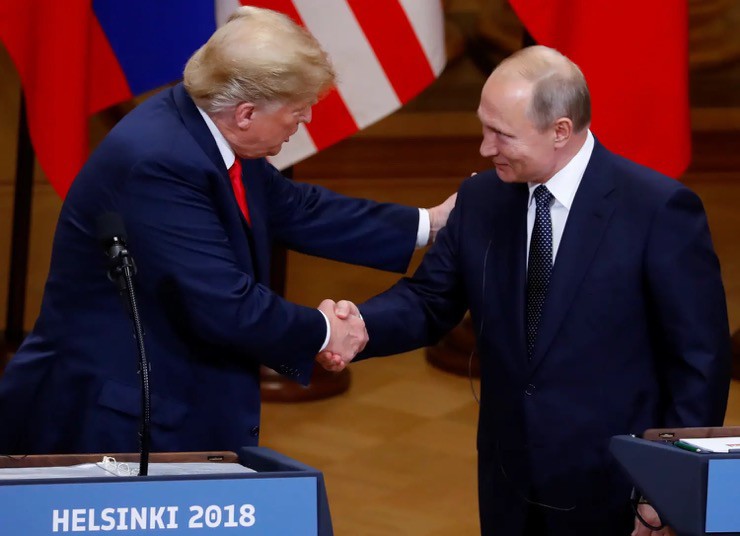 Tổng thống Mỹ Donald Trump bắt tay Tổng thống Nga Vladimir Putin trong cuộc gặp ở Helsinki, Phần Lan vào năm 2018. Ảnh: Reuters.