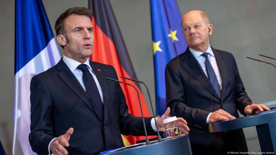 Tổng thống Pháp Emmanuel Macron và Thủ tướng Đức sắp mãn nhiệm Olaf Scholz phát biểu ở Berlin hôm 18/3. Ảnh: DW.