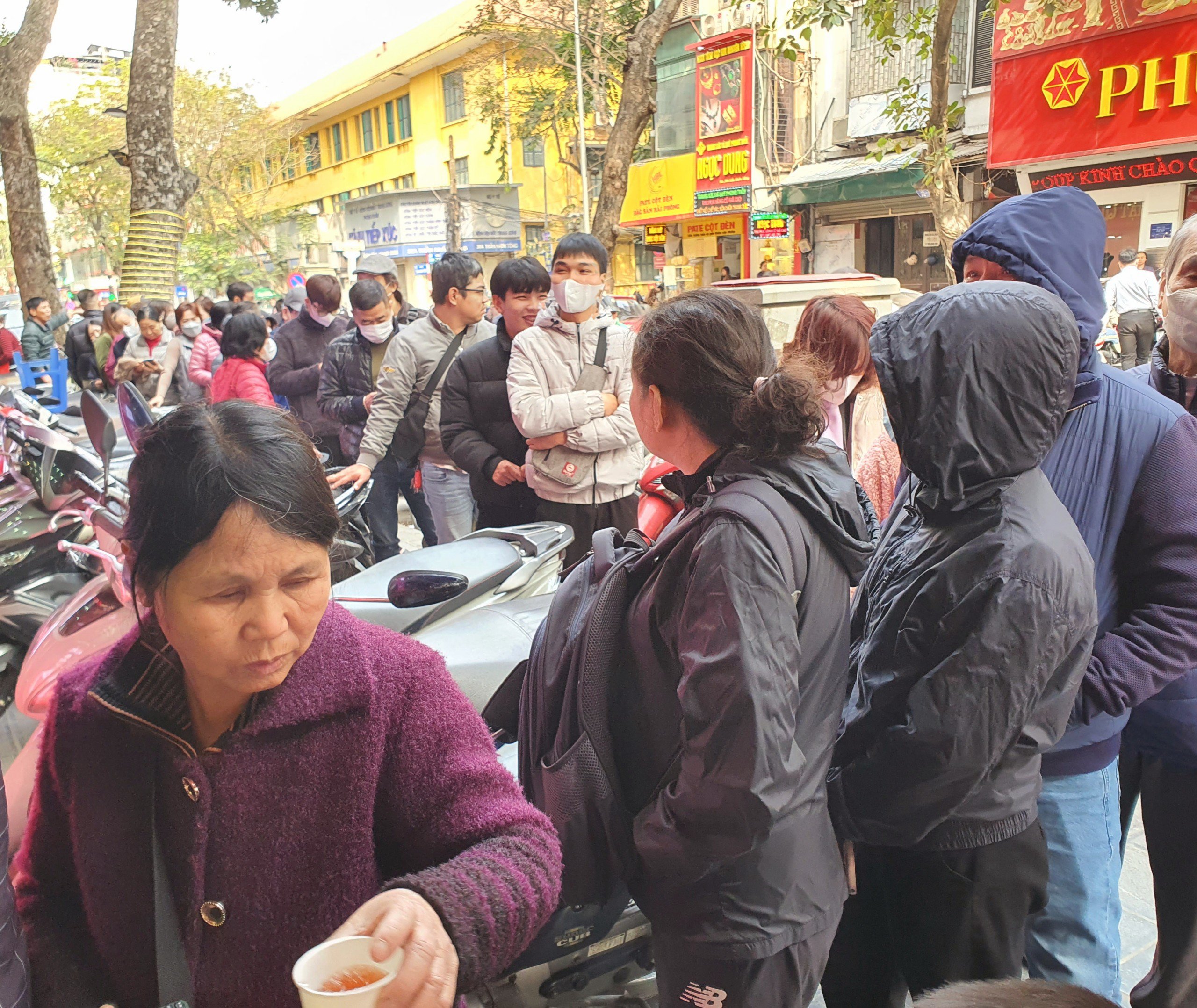 “Tôi cũng không cần gì đến tiền, có mỗi cái dây 5 chỉ này mua cách đây mấy năm rồi. Giá cao nên định mang bán nhưng đến đây không thấy có ai bán nên chắc tôi lại mang về”, bà Thu nói.