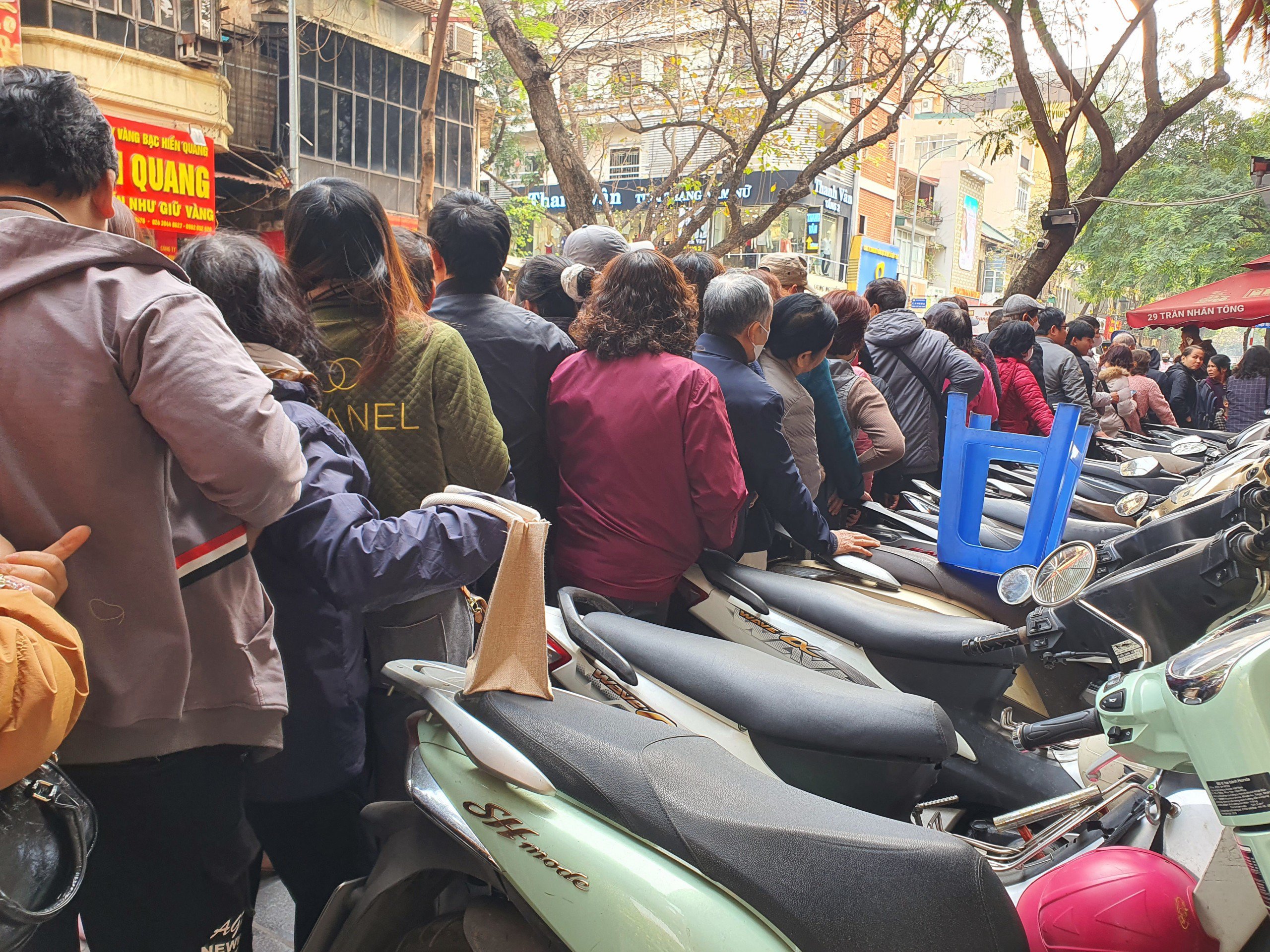 “Thấy nhiều người đi mua mà ít người đi bán quá tôi cũng tiếc. Giờ người khác muốn mua còn không có mà mua, mình lại đi bán. Bán rồi lên tiếp thì tiếc lắm. Giờ cũng chưa cần gì đến tiền”, ông Đoàn quay lưng bỏ về.