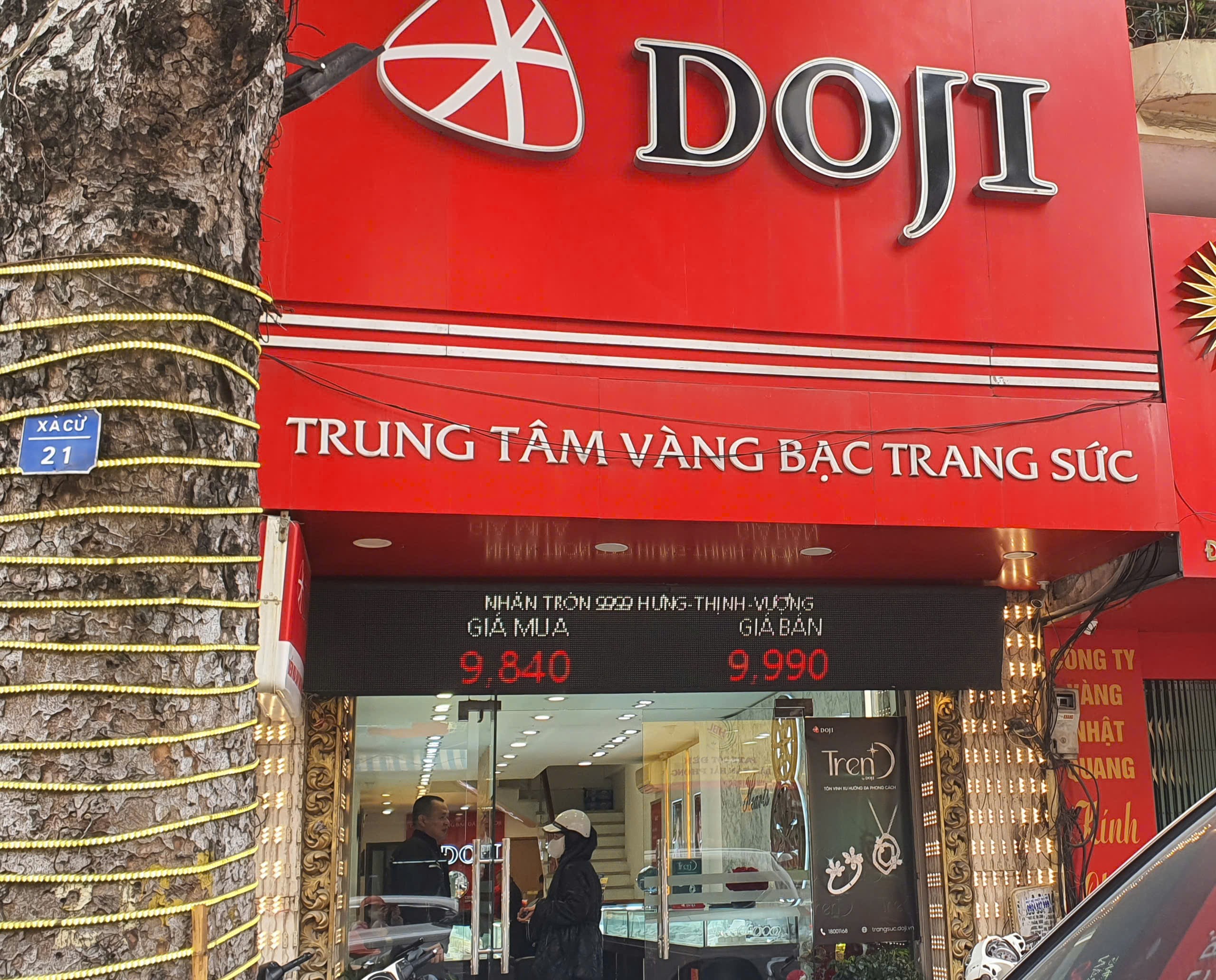 Doji niêm yết giá vàng nhẫn Hưng – Thịnh – Vượng ở mốc 98,4-99,9&nbsp;triệu đồng/lượng (mua – bán); Phú Quý niêm yết giá vàng nhẫn là 98,3-99,9&nbsp;triệu đồng/lượng (mua bán); Bảo Tín Mạnh Hải niêm yết giá vàng nhẫn Kim Gia Bảo với giá 98,35-99,95 triệu đồng/lượng.