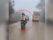 Xe máy - Xe đạp - Clip: Cười đau bụng với pha chắn bùn có 1-0-2 cho người yêu trên xe mô tô