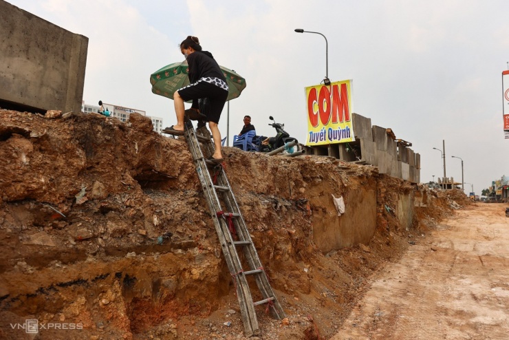 Bắc thang gần 4 m vào nhà tại công trường Vành đai 3 TP HCM - 8