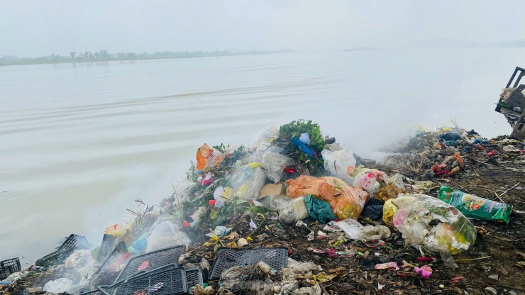 Rác thải tràn lan dọc bờ sông Lam - 4