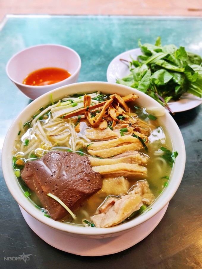 Bún ngan măng tiết hút khách công sở khu Cầu Giấy. Ảnh: Nguyên Chi